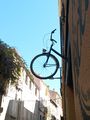 Devanture Casa Bicicleta - demi-vélo sortant du mur 1.jpg